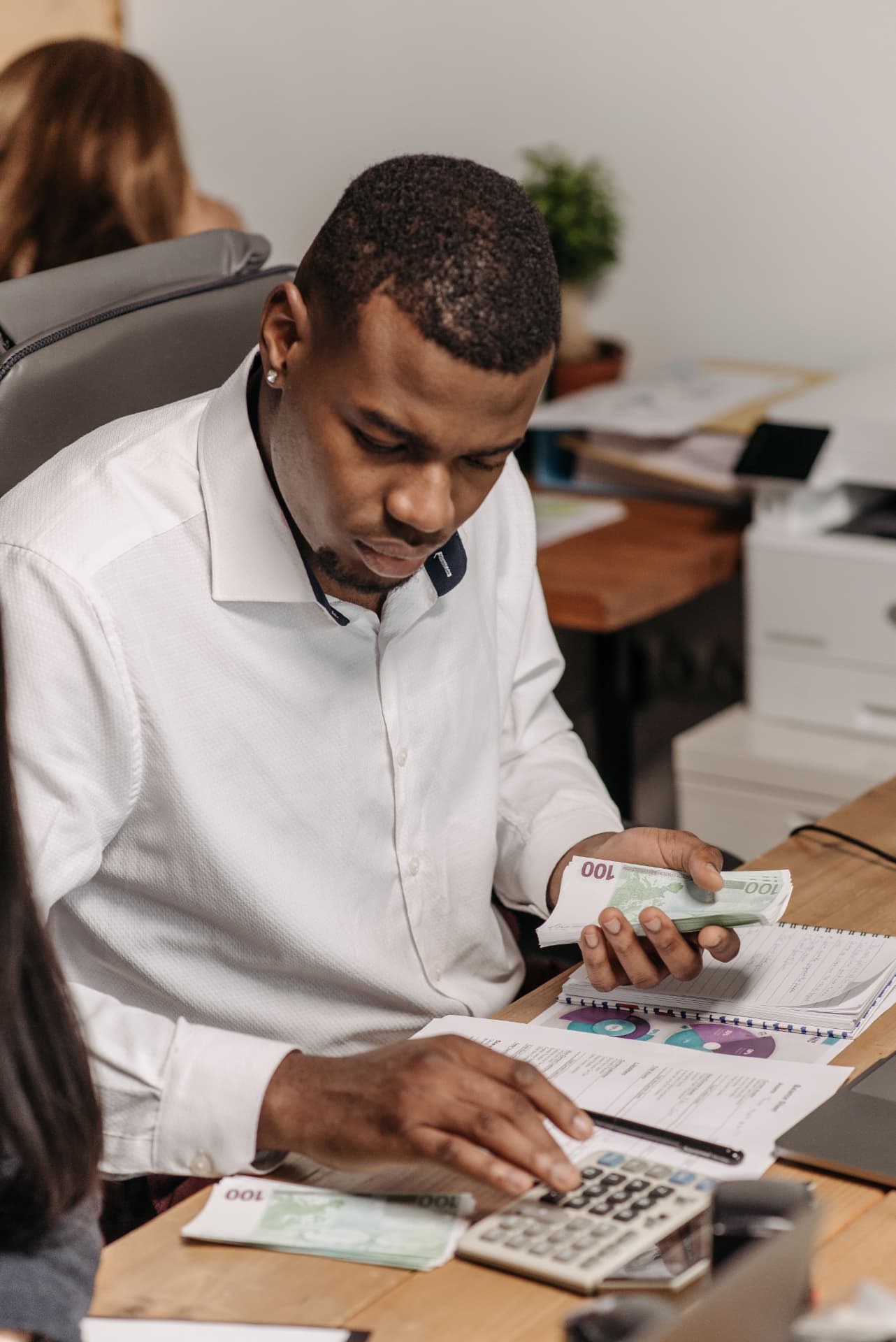 Professionnel vérifiant ses documents et ses paiements