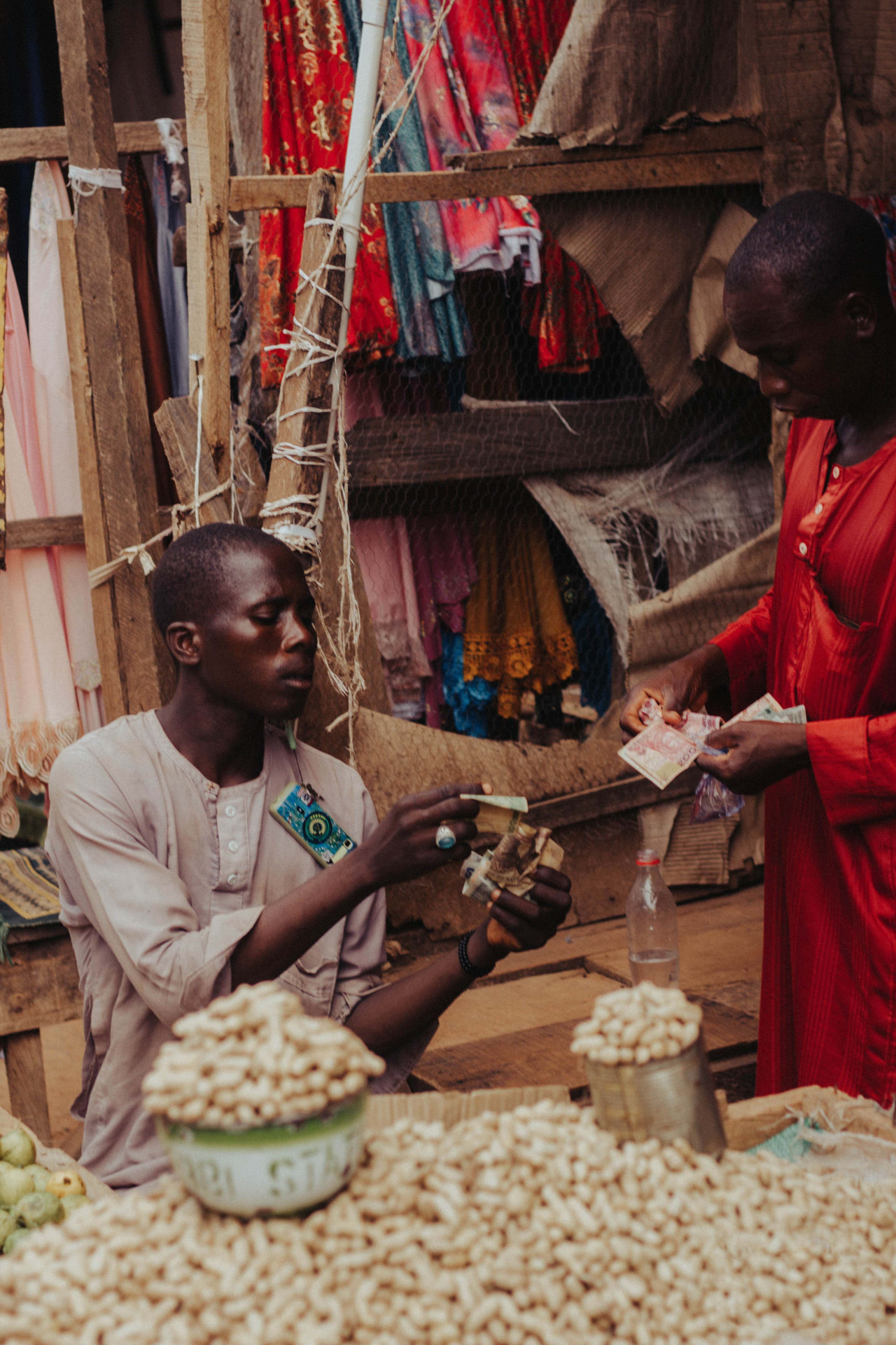 Transaction entre commerçants sur un marché