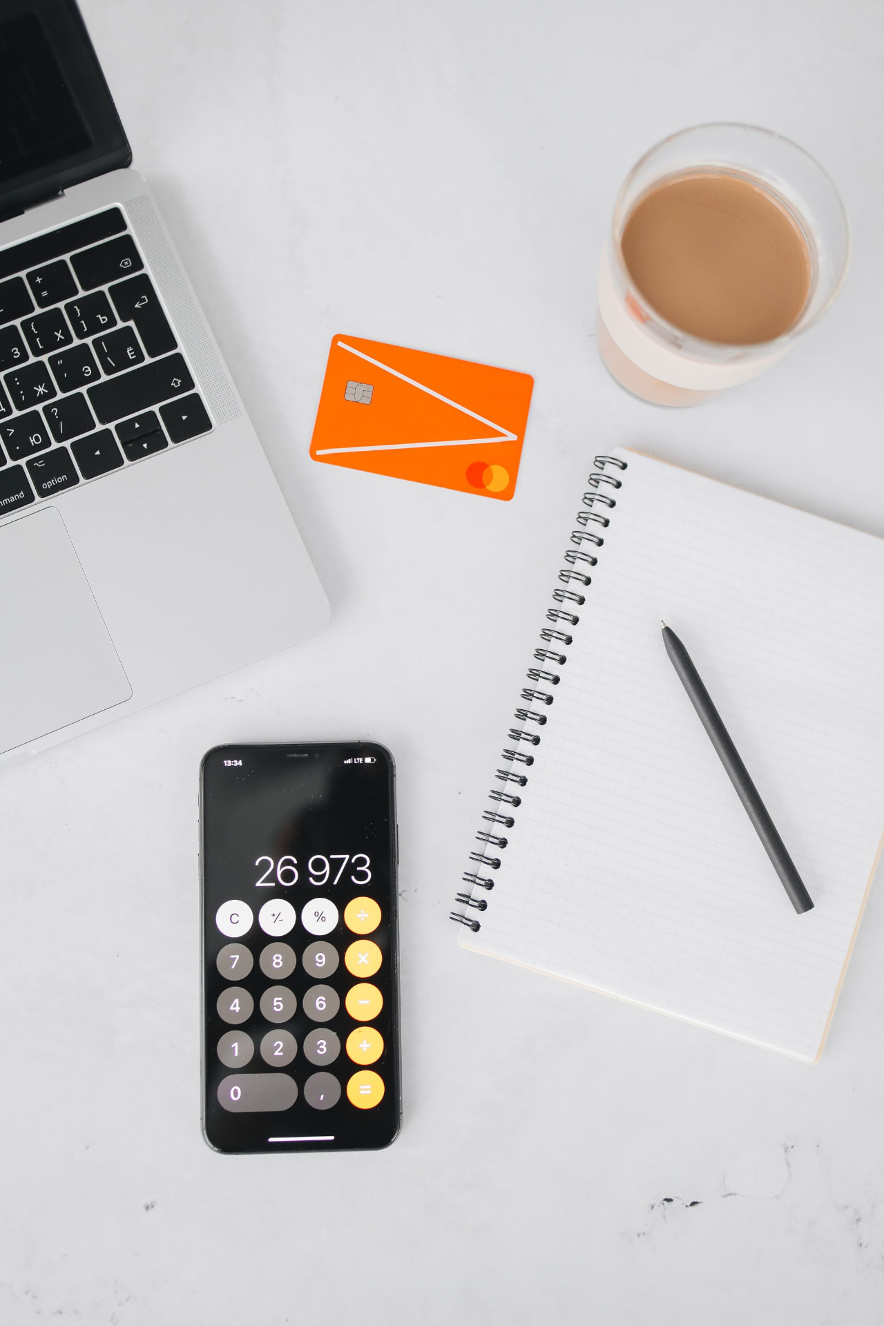 Ordinateur, carnet et calculatrice sur un bureau